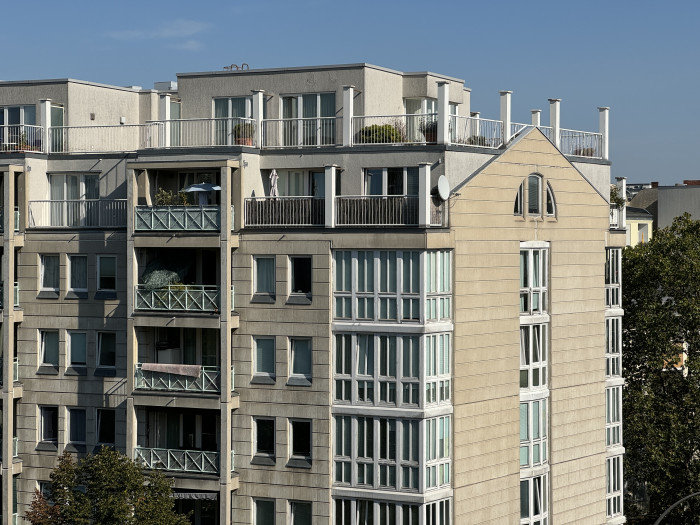 Das Teleobjektiv hat eine optische Dreifachvergrößerung. (Bild: Tobias Költzsch/Golem.de)